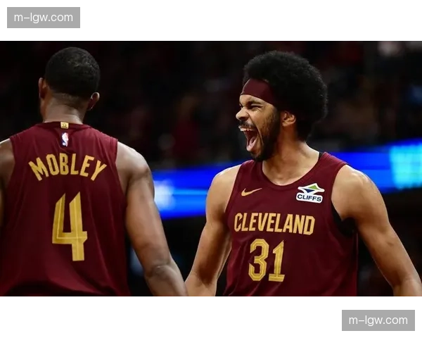 骑士双塔阿伦莫布里禁区统治，防守篮板保护奠定反击基础