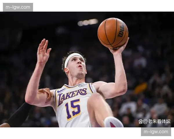 里夫斯湖人时期场均28.8分 后卫攻防两端贡献值大幅提升